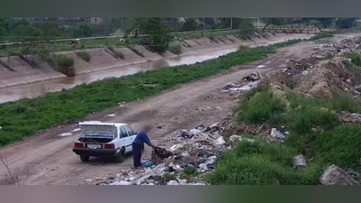 Изрображение 'Водитель "Toyota" избавился от мусора, выкинув его на обочину в Пскенте (видео)'