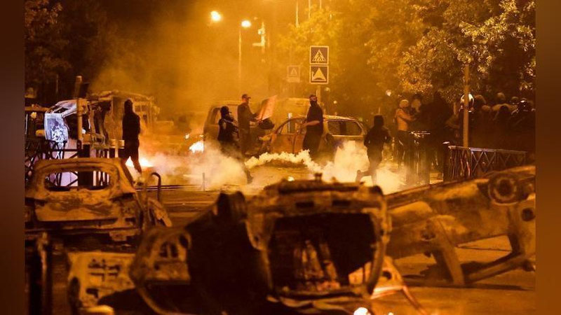 'Fransiyada o`smirning o`limi tufayli boshlangan tartibsizliklar butun mamlakatni qamrab oldi'ning rasmi