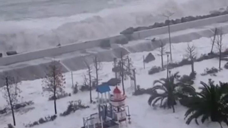 Изрображение 'Затопленное побережье и разрушенные дома: "шторм века" бушует в Сочи (видео)'