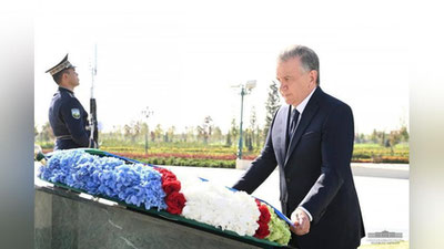 Изрображение 'Шавкат Мирзиёев возложил цветы к подножию монумента Независимости'