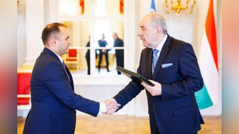 Изрображение 'Новый посол Узбекистана вручил верительные грамоты Президенту Венгрии'