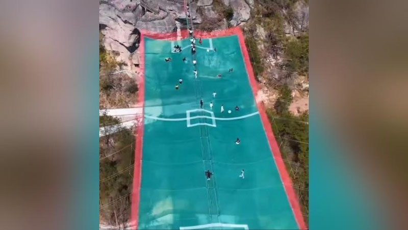 Изрображение 'Футбольное поле в виде сетки над пропастью растянули в Китае (видео)'