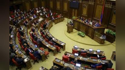 'Armaniston parlamenti tarqatib yuboriladi 'ning rasmi