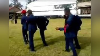 'Ganada dafn marosimi ishtirokchilari raqsga tushishdi (Video) 'ning rasmi