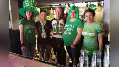 'Saxiy mijoz ofisiantlarni siyladi 'ning rasmi