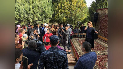 'Taniqli san`atkorlar mehribonlik va muruvvat uylarini otaliqqa olishdi'ning rasmi