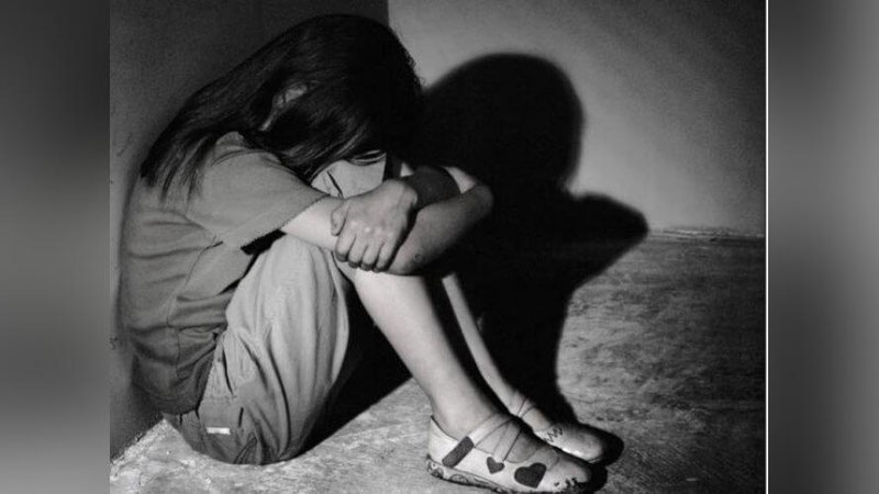 'Qoraqalpog`istonda 3 yoshli ukasini bo`g`ib o`ldirgan 15 yoshli qizga sud hukmi o`qildi'ning rasmi