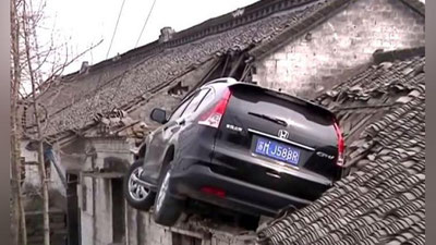 Изрображение 'В КИТАЕ МУЖЧИНА ПРИПАРКОВАЛСЯ НА КРЫШЕ ДОМА (ВИДЕО)'