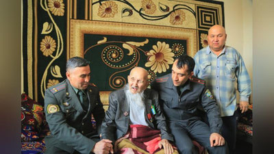'Qoraqalpog`istonlik 97 yoshli urush qatnashchisi Prezident sovg`a qilgan soatini hech vaqt qo`lidan echmaydi'ning rasmi