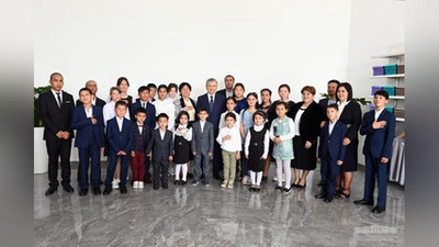 Изрображение 'Президент встретился с родителями, организовавшими семейные детские дома'