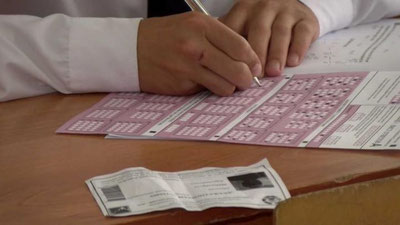 'Abiturientlar test sinovlariga soyabonli bosh kiyimida kelishlari mumkin.'ning rasmi