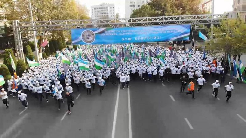 Изрображение 'ГУВД приглашает к участию в полумарафоне в честь годовщины принятия Государственного флага'