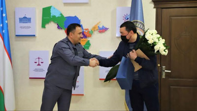 Изрображение 'Зять не дал ограбить тещу: смелому гражданину вручили благодарность от ОВД'