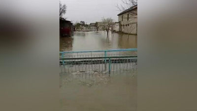 'Сирдарёда яна сув талофати: бозор ёпилиб, одамлар кўчирилаётгани айтилмоқда'ning rasmi