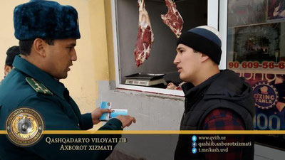 'Shahrisabzda IIB xodimlari "vizitka"lar tarqatmoqda'ning rasmi