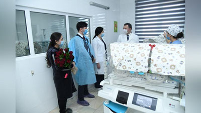 Изрображение 'Глава Минздрава навестил маму четверняшек в Республиканском перинатальном центре (фото)'