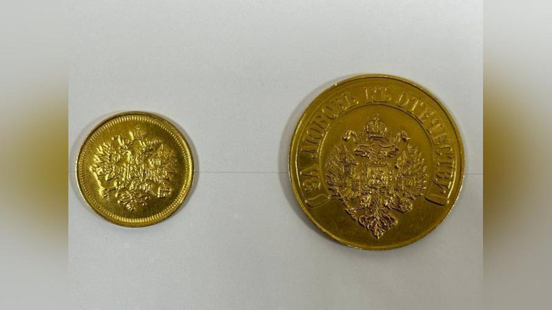 'Qibrayda 1876 yilda ishlab chiqarilgan 2 dona oltin tangani 145 000 AQSh dollariga sotayotgan shaxslar ushlandi'ning rasmi