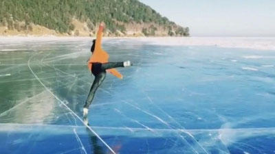 'Figurali uchish bo`yicha Olimpiada chempioni Baykalda bir necha elementlarni ijro etdi 'ning rasmi