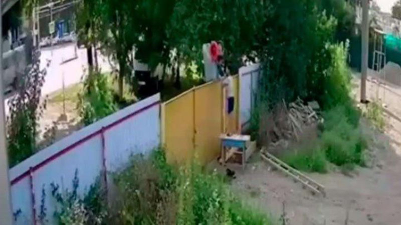 Изрображение '"Дерзкая" кража садовой тачки рассмешила сеть (видео)'