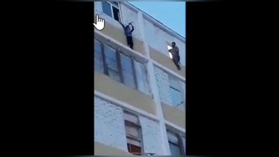 'Uchquduqda uyning 5-qavati devorida derazani ushlab turib qolgan bolakay qutqarildi (Video)'ning rasmi