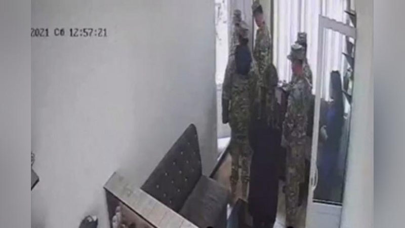 'Sirdaryoda ayol harbiylar bilan janjallashdi'ning rasmi