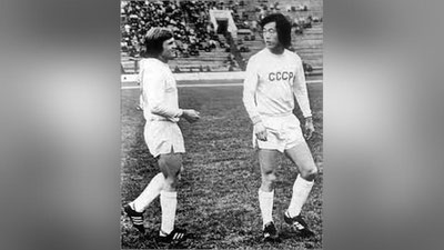 'Qaldirg`ochning so`nggi parvozi. Yoxud kolxoz futbol jamoasidan chiqqan “yulduz” haqida'ning rasmi