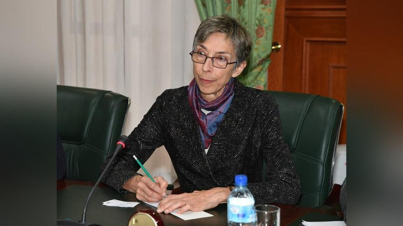 'Kayetana De Zulueta: "Dunyodagi saylovlar bir-biriga o`xshamaydi. Ammo, barcha erda saylov mohiyati bir: har kim o`ziga yoqqan nomzodga ovoz beradi!"'ning rasmi