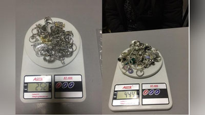 '​Etik va kurtka yoqasiga yashirilgan zargarlik buyumlari fosh etildi'ning rasmi
