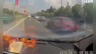 Изрображение 'ВИДЕОРЕГИСТРАТОР ЗАСНЯЛ ВЗРЫВ iPHONE В МАШИНЕ'