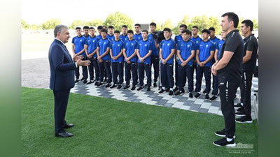 Изрображение 'Президент побеседовал с молодыми футболистами в Центре сборных команд по футболу'