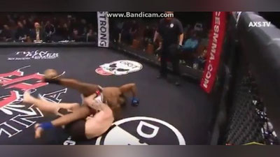 Изрображение 'БОЕЦ ММА НОКАУТИРОВАЛ САМ СЕБЯ (ВИДЕО)'