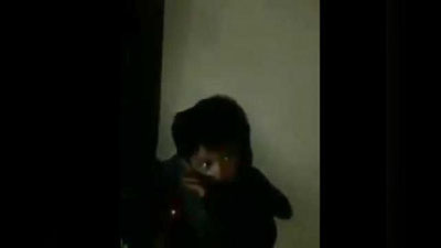 'Ijtimoiy tarmoqlarda ikki go`dakni xo`rlagani aks etgan videodagi bag`ritosh ota qidirilmoqda (Video)'ning rasmi
