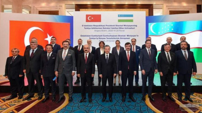 'O`zbekiston Prezidenti turkiyalik ishbilarmonlar bilan uchrashdi'ning rasmi