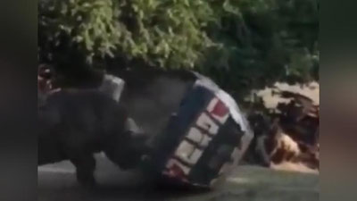 Изрображение 'В сафари-парке носорог трижды перевернул машину со смотрителем (видео)'