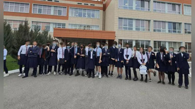 '"Nazarboev" maktabida yigitlar darsga yubkada kelishdi. Nega?'ning rasmi