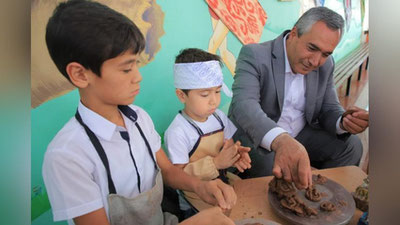 'Qo`qon shahar hokimi bolalar bilan loydan o`yinchoq yasadi'ning rasmi