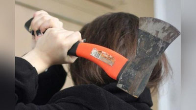 'Namanganda o`zining 10 yoshli qiziga tegajog`lik qilgan erkak xotini tomonidan bolta bilan chopib o`ldirildi. Murda uch kun berkitib qo`yilgan'ning rasmi