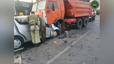 'Farg`onada rulda uxlab qolgan “Spark” haydovchisi “Kamaz” tagiga kirib ketdi. Dahshatli halokatdan engil mashinadagilar omon qolishmadi (foto)'ning rasmi