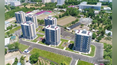 'Shavkat Mirziyoev Talabalar shaharchasida pedagoglar uchun qurilgan uylarni borib ko`rdi'ning rasmi