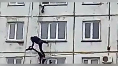 'Қўлбола арқонда пастга тушмоқчи бўлган эркак 4-қаватдан қулади (Видео)'ning rasmi