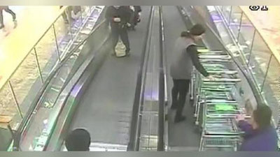 'Супермаркетга кирган қизни аравачалар босиб кетишига бир баҳя қолди (Видео)'ning rasmi