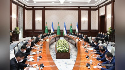 'O`zbekiston va Turkmaniston Prezidentlari muzokaralarini kengaytirilgan tarkibda davom ettirdi'ning rasmi