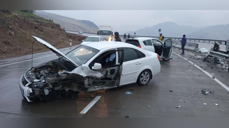 '"Pereval"da 4 ta mashina ishtirokida YTH sodir bo`ldi'ning rasmi