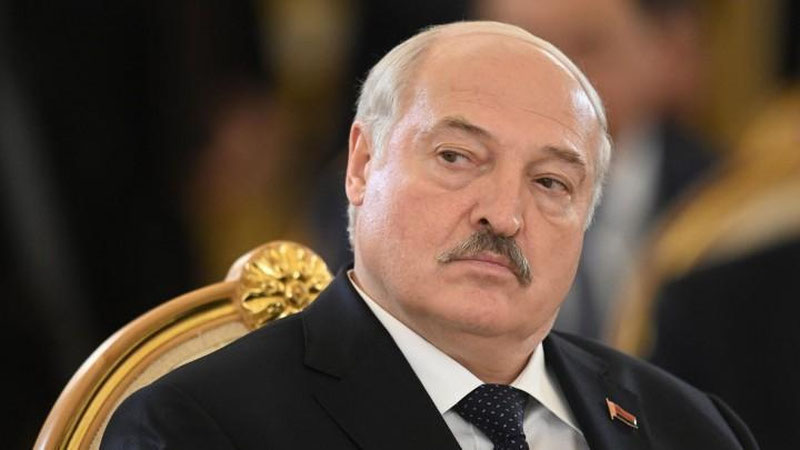 'Dubay sammitiga borgan prezidentlar Lukashenko bilan suratga tushishdan bosh tortdi'ning rasmi