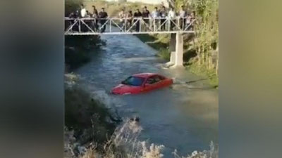 Изрображение 'Спасатели в Андижане вытащили скатившуюся в канал "Джентру" (видео)'