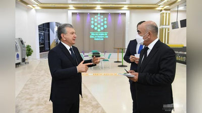 'Shavkat Mirziyoev Qarshi shahridagi Davlat xizmatlari markazi va Texnopark faoliyatini ko`zdan kechirdi'ning rasmi
