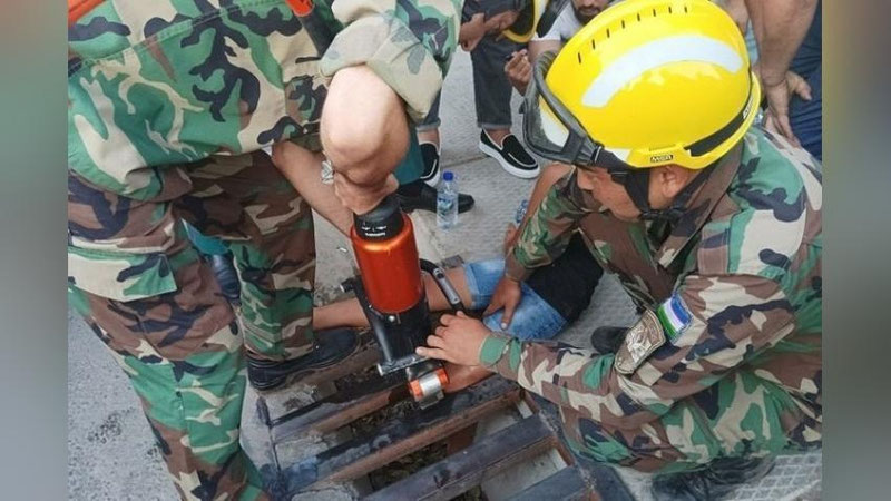Изрображение 'В Ташкенте спасатели помогли мальчику, чья нога застряла в решетке над арыком'