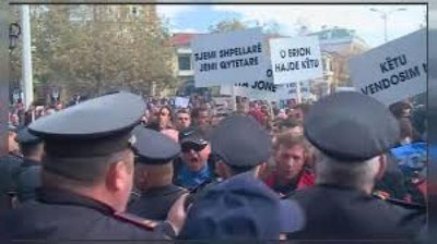 'Albaniyada polisiya va namoyishchilar o`rtasida to`qnashuv kelib chiqdi 'ning rasmi