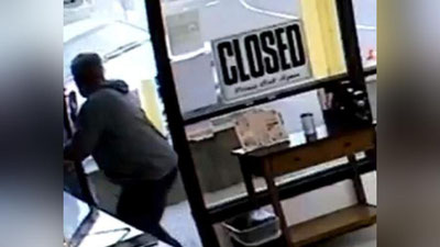 Изрображение 'В США МУЖЧИНА В ПОСЛЕДНИЙ МОМЕНТ СПАССЯ ОТ НЕУПРАВЛЯЕМОГО ПИКАПА (ВИДЕО)'