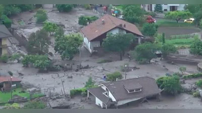 'Italiya Alpidagi kuchli sel uylarni vayronaga aylantirdi (Video)'ning rasmi